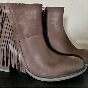 🆕 Steve Madden Cassidy leather brown nubuck fringe booties. Never worn